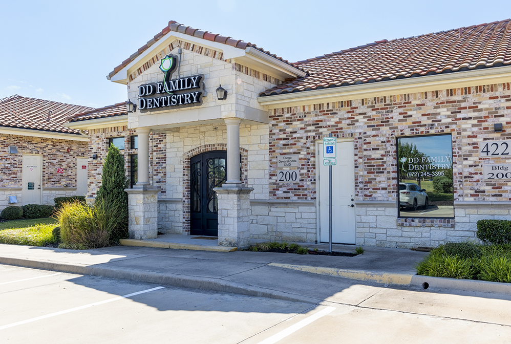 Outside of DD Family Dentistry of Carrollton building